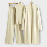 Hellbeiger Dreiteiler: Rippenstrick-Turtleneck, weite Hose und langer Mantel