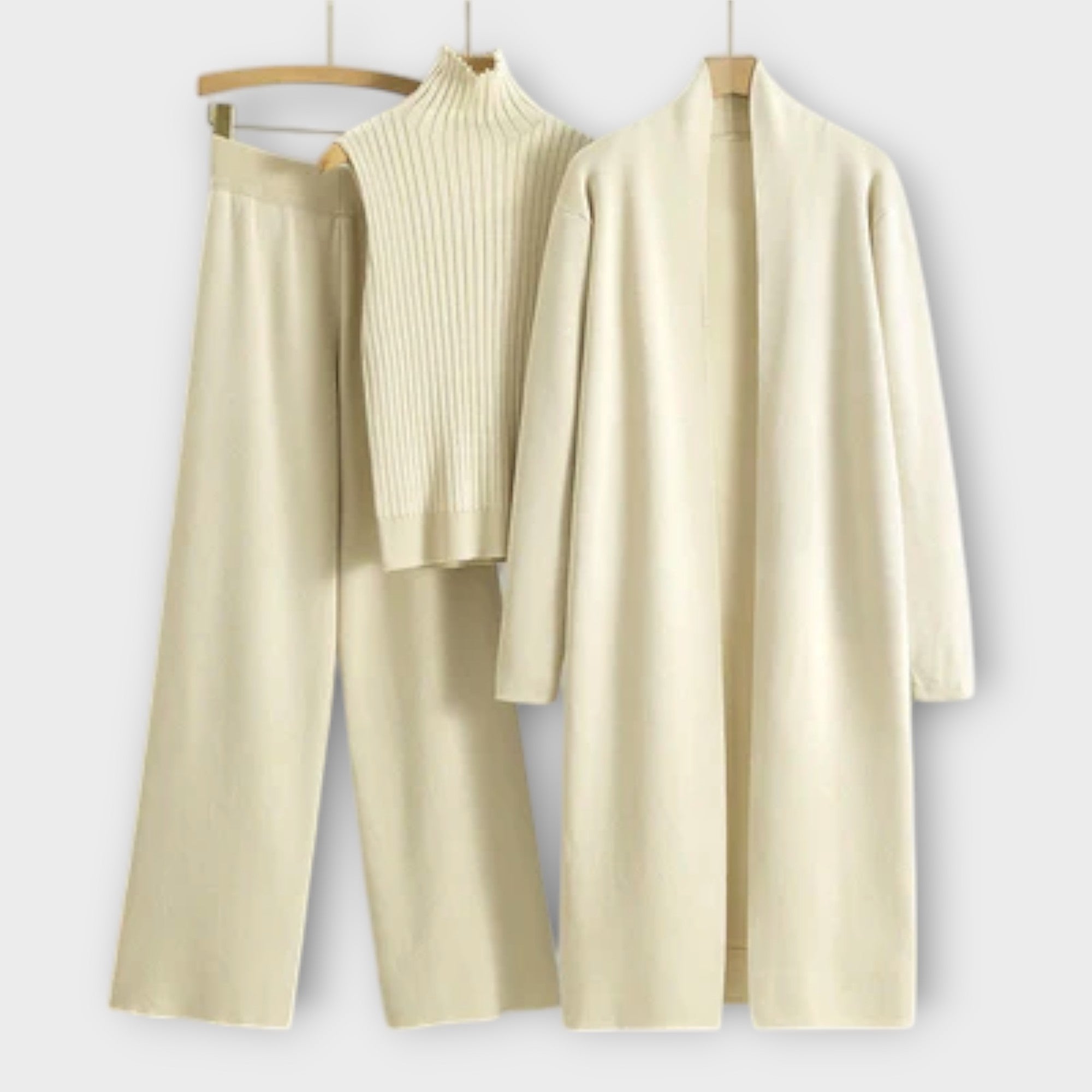 Hellbeiger Dreiteiler: Rippenstrick-Turtleneck, weite Hose und langer Mantel