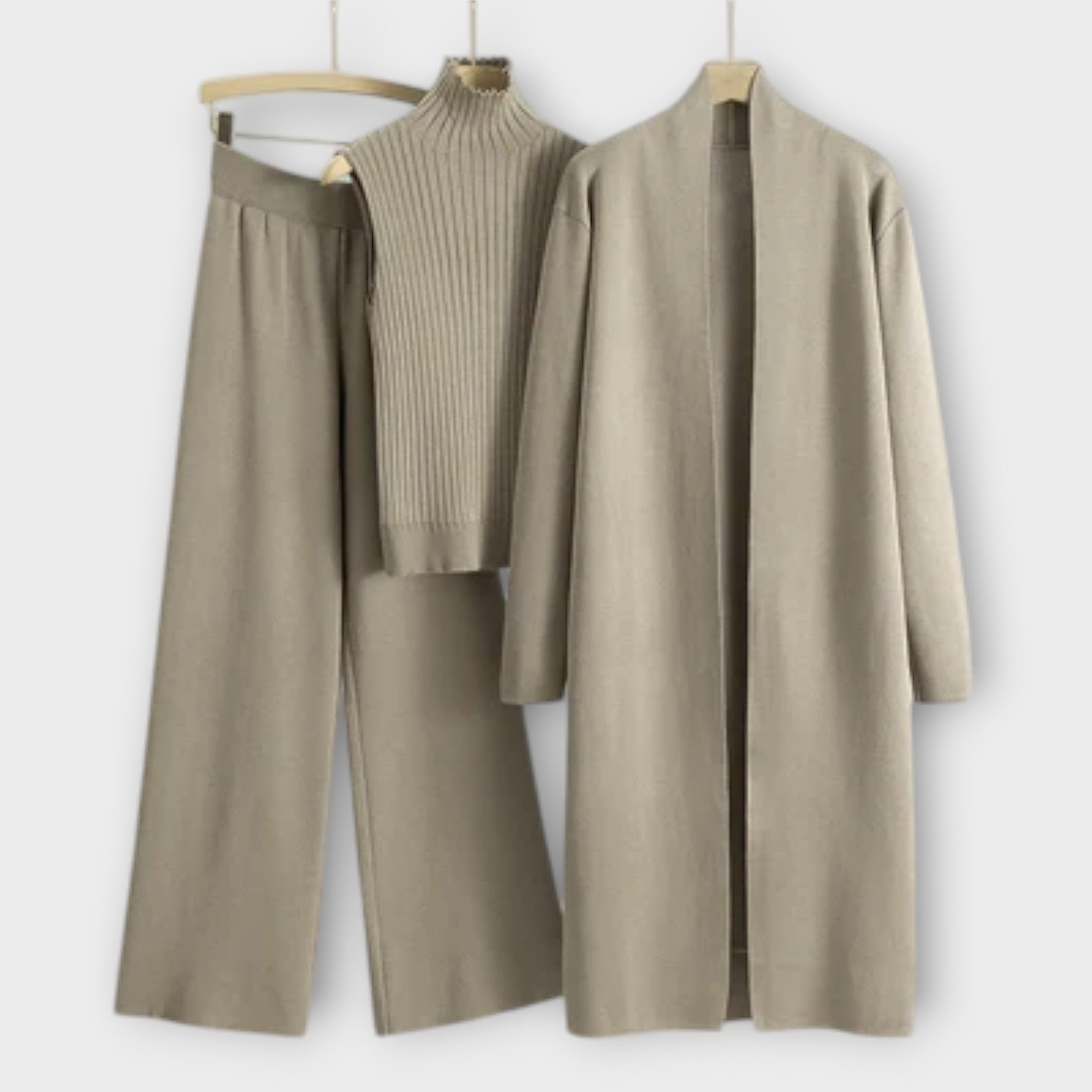Beiger Dreiteiler mit Rippenstrick-Turtleneck, weiter Hose und langem Mantel