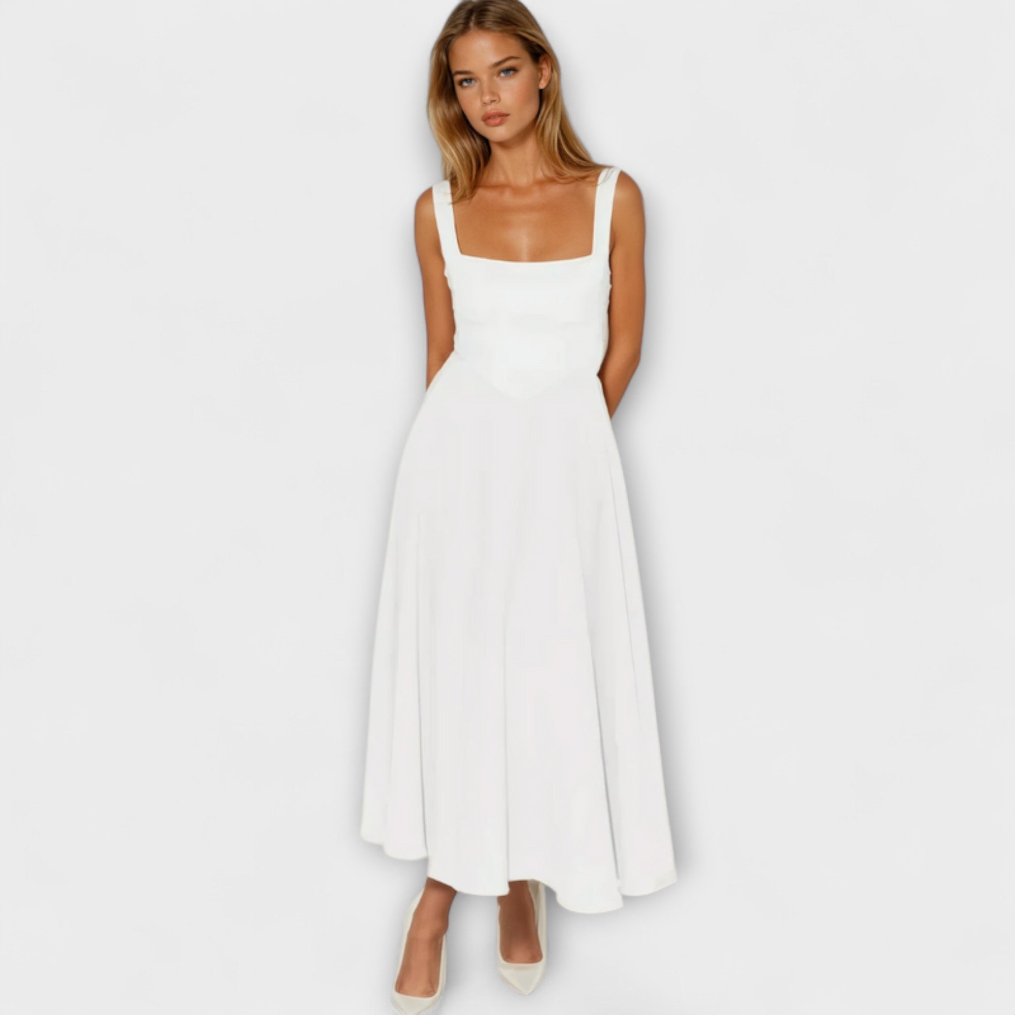 Weißes Abendkleid mit schmalen Trägern, eckigem Ausschnitt und ausgestelltem Midirock