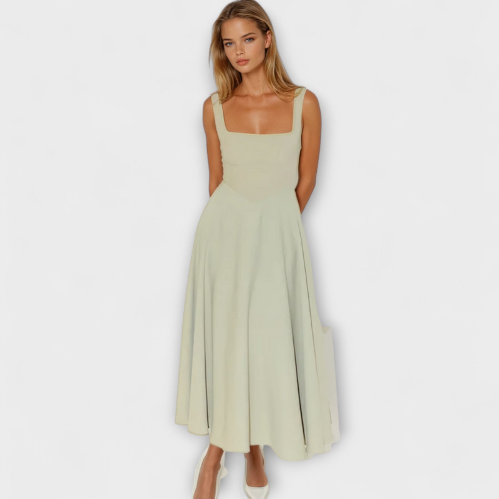 Salbeifarbenes Abendkleid mit schmalen Trägern, eckigem Ausschnitt und ausgestelltem Midirock