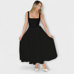 Schwarzes Abendkleid mit Trägern, eckigem Ausschnitt und ausgestellt schwingendem Rock