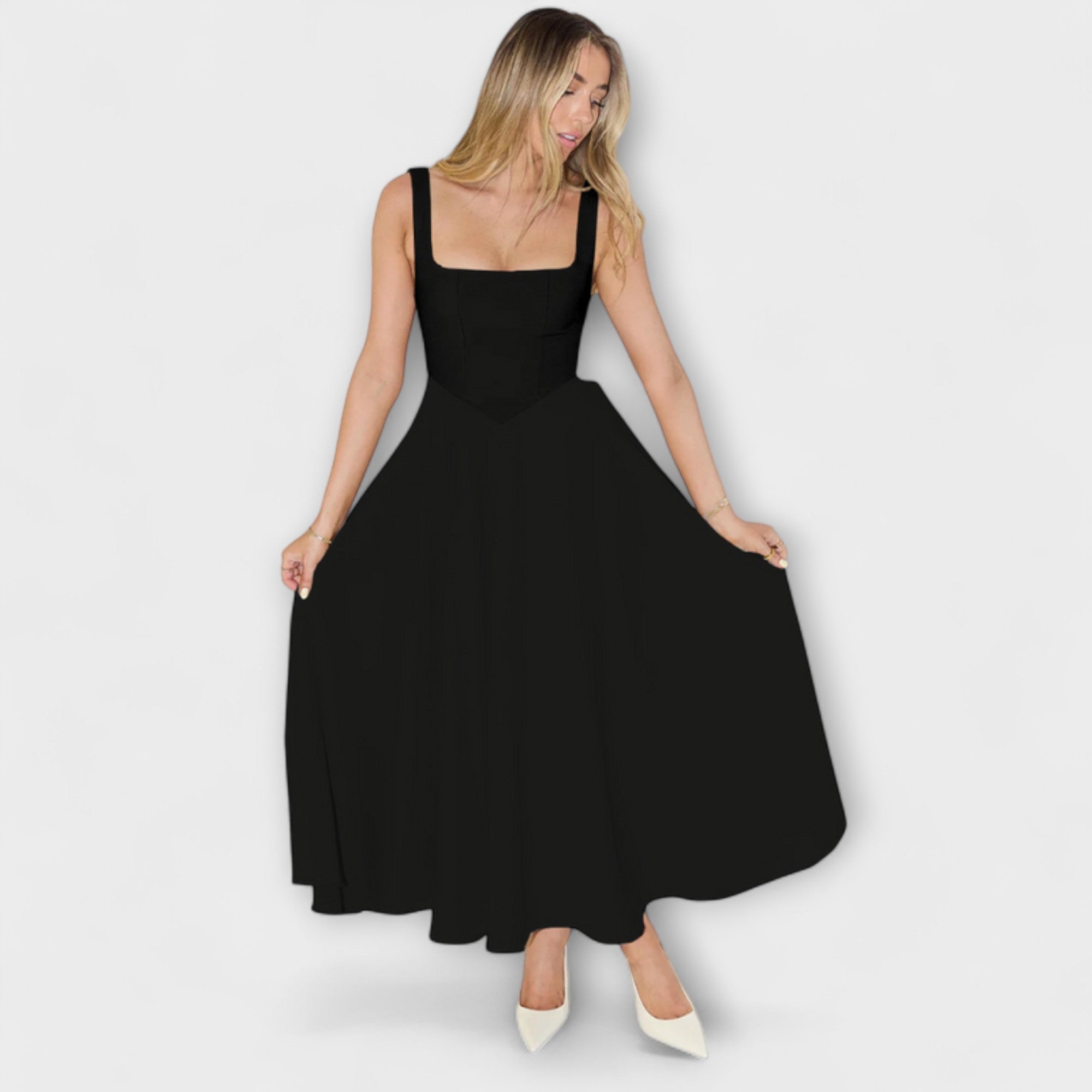 Schwarzes Abendkleid mit Trägern, eckigem Ausschnitt und ausgestellt schwingendem Rock
