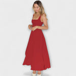 Rotes Abendkleid mit eckigem Ausschnitt und fließendem Midirock, leicht seitlich