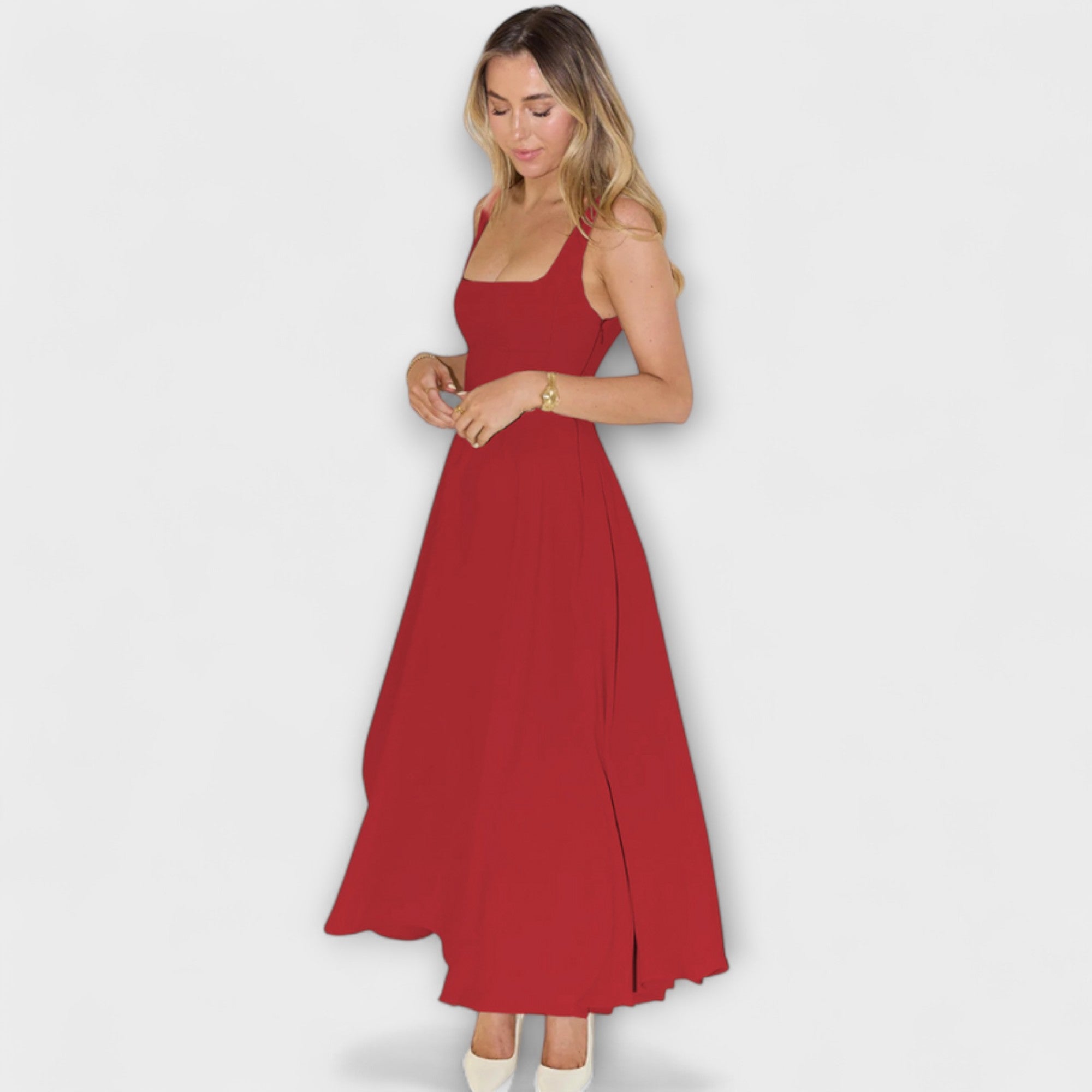 Rotes Abendkleid mit eckigem Ausschnitt und fließendem Midirock, leicht seitlich