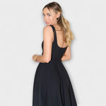 Schwarzes Abendkleid, Rückansicht mit Trägern und gerafftem, weitem Rock