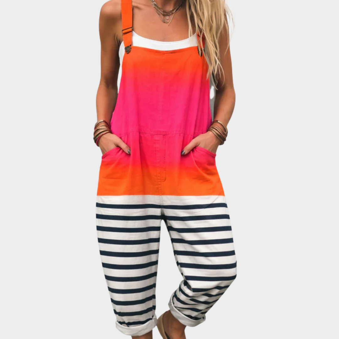 Bequemer Druckoverall mit Trägern, pink-orange und blau-weiß gestreifte Hosenbeine.