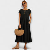 Leichtes Sommerkleid in Schwarz mit kurzen Ärmeln und seitlichen Taschen, geraffter Rockteil