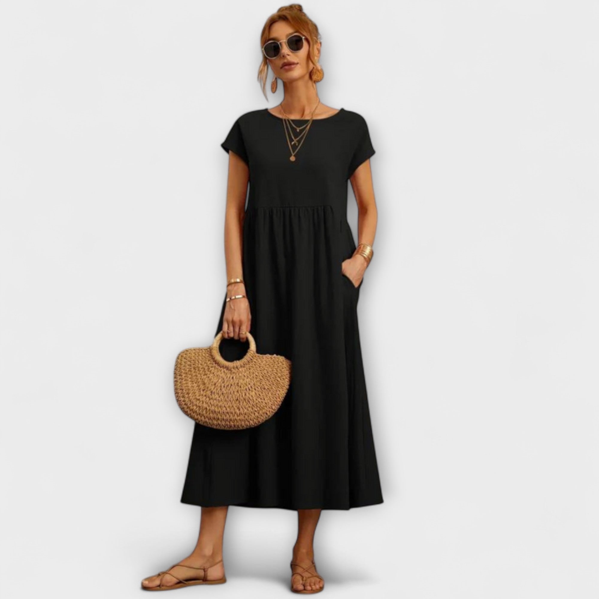 Leichtes Sommerkleid in Schwarz mit kurzen Ärmeln und seitlichen Taschen, geraffter Rockteil