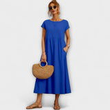 Leichtes Sommerkleid in Blau mit kurzen Ärmeln, geraffter Taille und Taschen