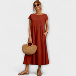 Rostrotes Sommerkleid mit kurzen Ärmeln, Raffung am Rocksaum und weit schwingendem Saum