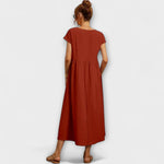 Rostrotes Sommerkleid von hinten, kurze Ärmel, Raffung am Rocksaum, weite Passform