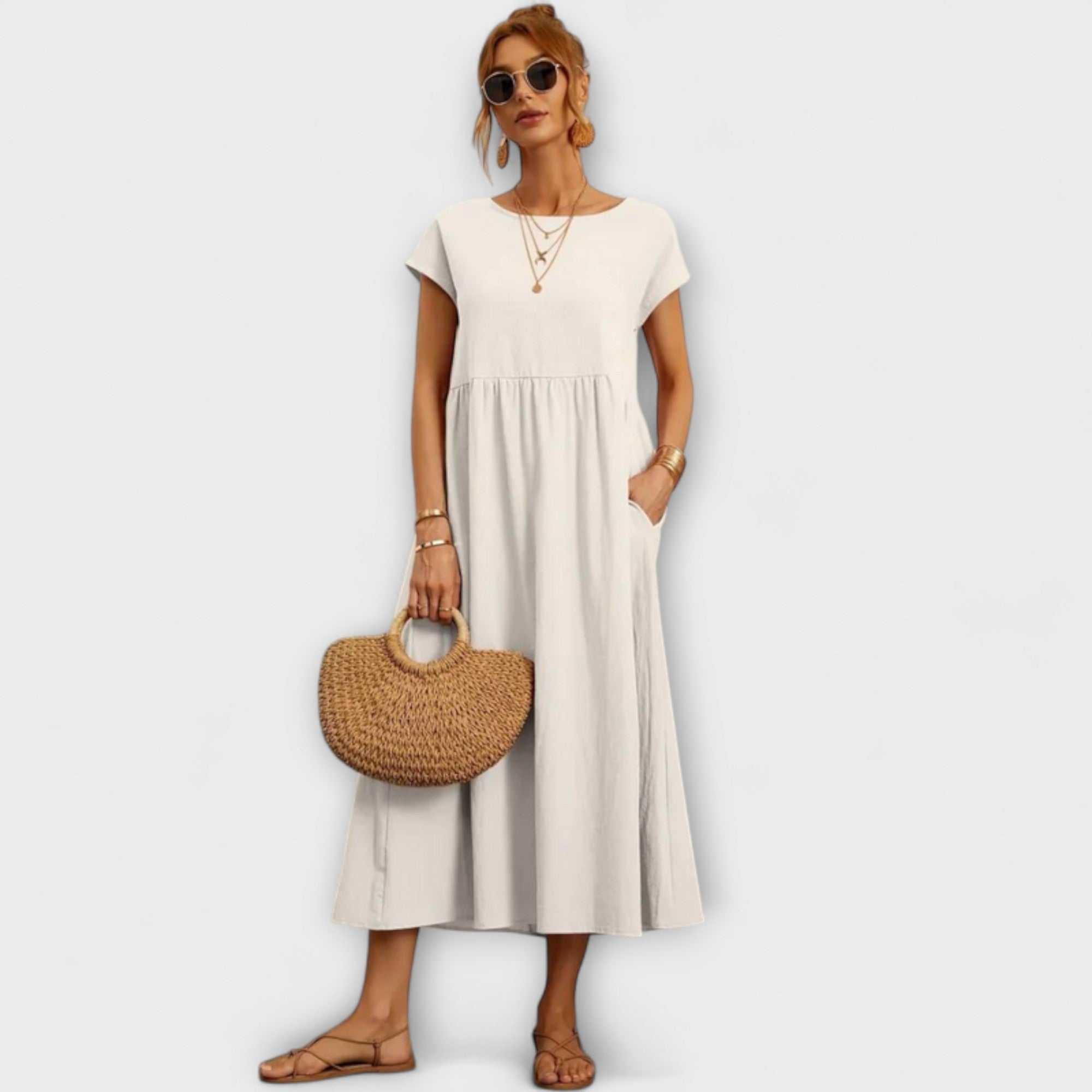 Leichtes Sommerkleid in Weiß mit kurzen Ärmeln, seitlichen Taschen und gerafftem Rockteil