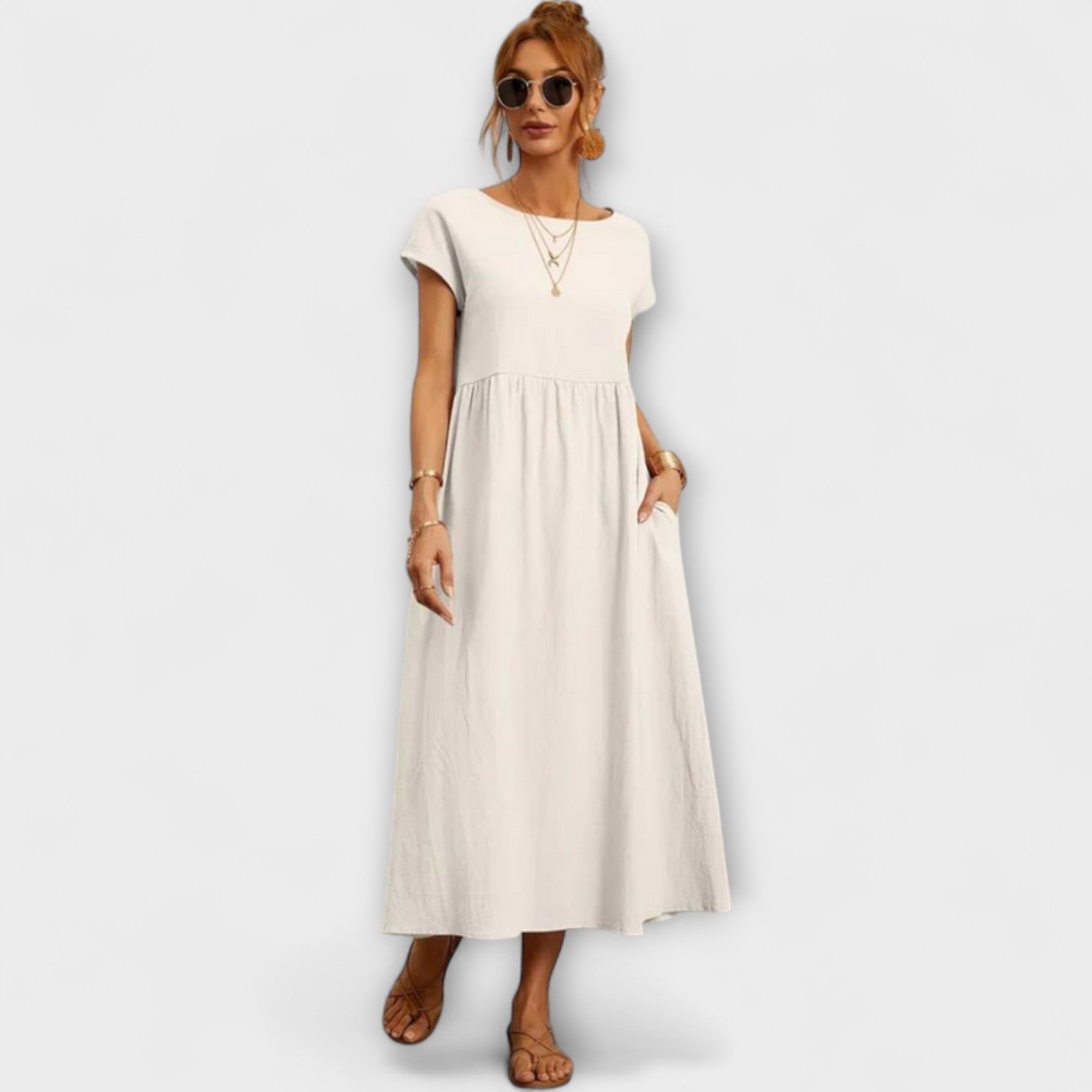 Leichtes Sommerkleid in Weiß mit kurzen Ärmeln und gerafftem Rockteil, knielang bis midi