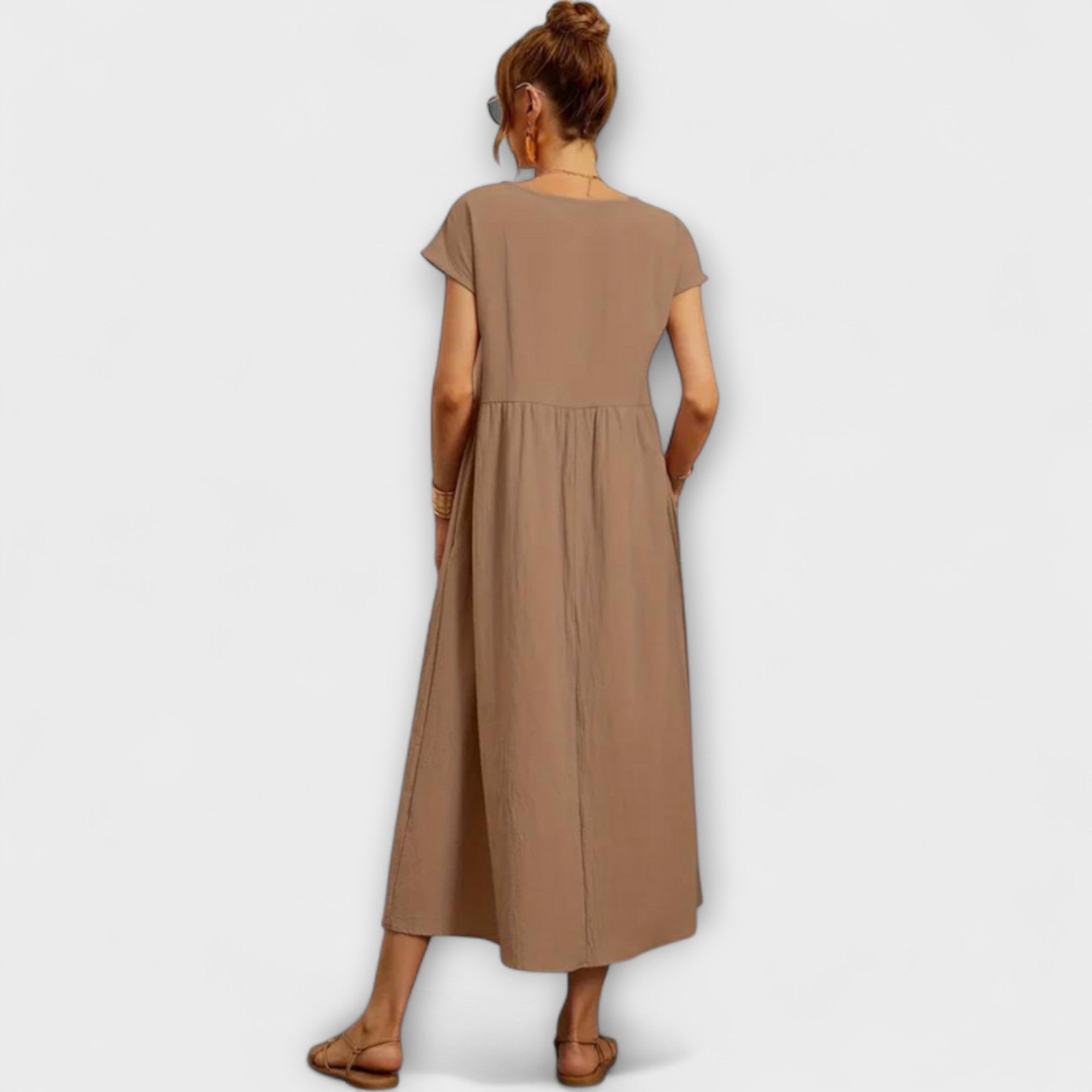 Khakifarbenes Sommerkleid mit kurzen Ärmeln, Raffung am Rocksaum, leicht fallend