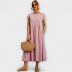Rosafarbenes Sommerkleid mit kurzen Ärmeln, Raffung am Rocksaum und weitem, fließendem Schnitt