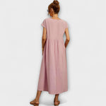 Rosafarbenes Sommerkleid von hinten, kurze Ärmel, Raffung am Rocksaum, weiter Schnitt