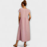 Rosafarbenes Sommerkleid von hinten, kurze Ärmel, Raffung am Rocksaum, weiter Schnitt