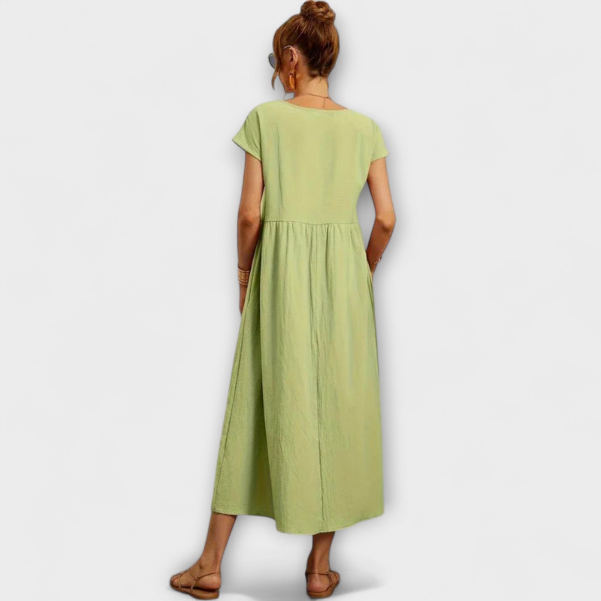 Sommerkleid Minzgrün, Rückansicht mit kurzen Ärmeln und gerafftem Rock