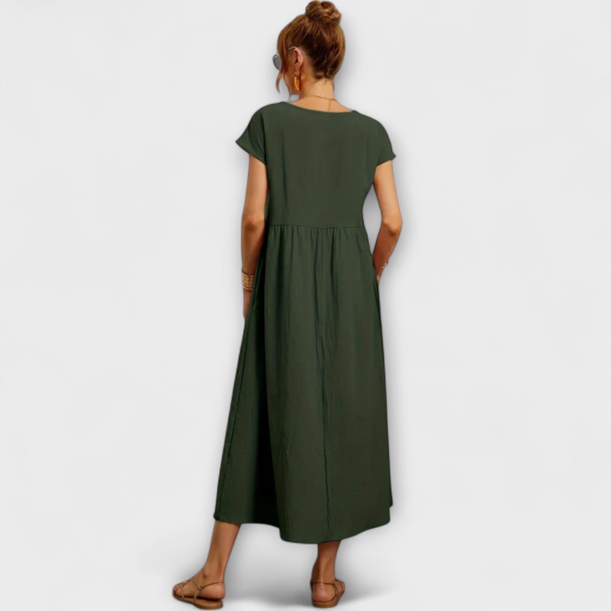 Rückansicht: leichtes Sommerkleid in Olivgrün mit kurzem Ärmel und gerafftem Rockteil