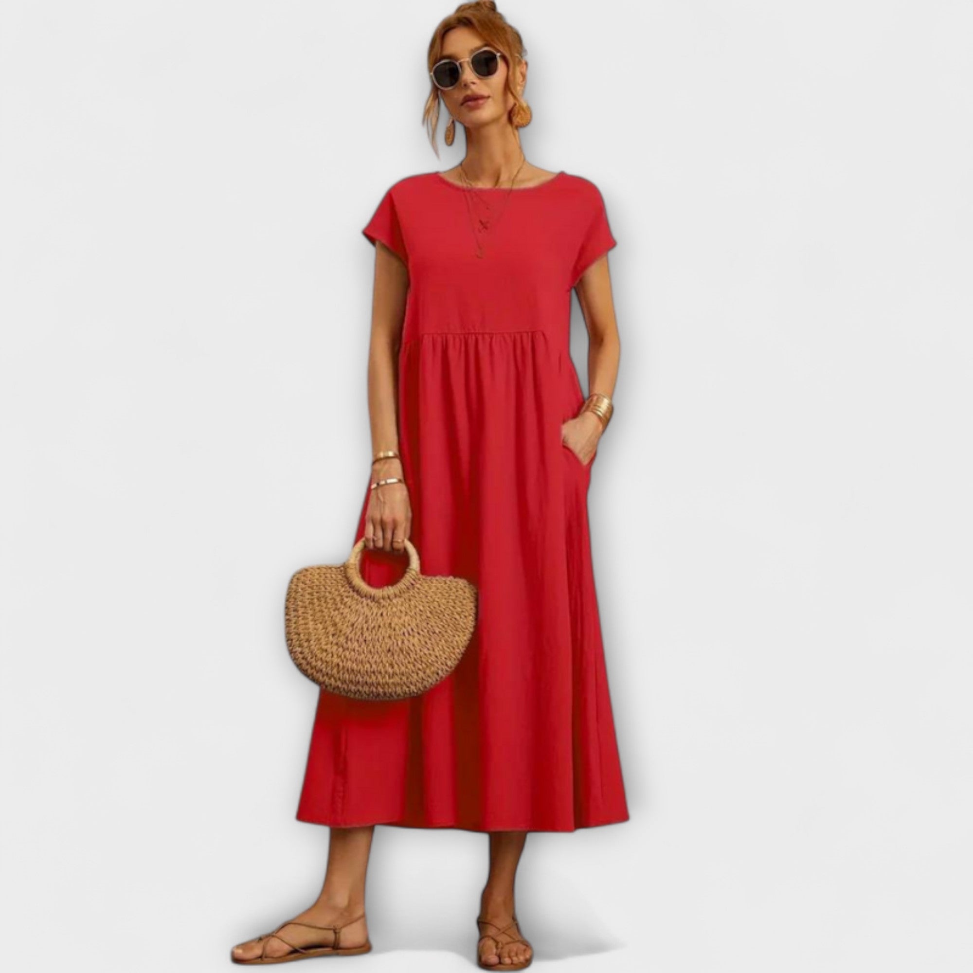 Rotes Sommerkleid mit kurzen Ärmeln, gerafftem Rocksaum und weitem, fließendem Schnitt