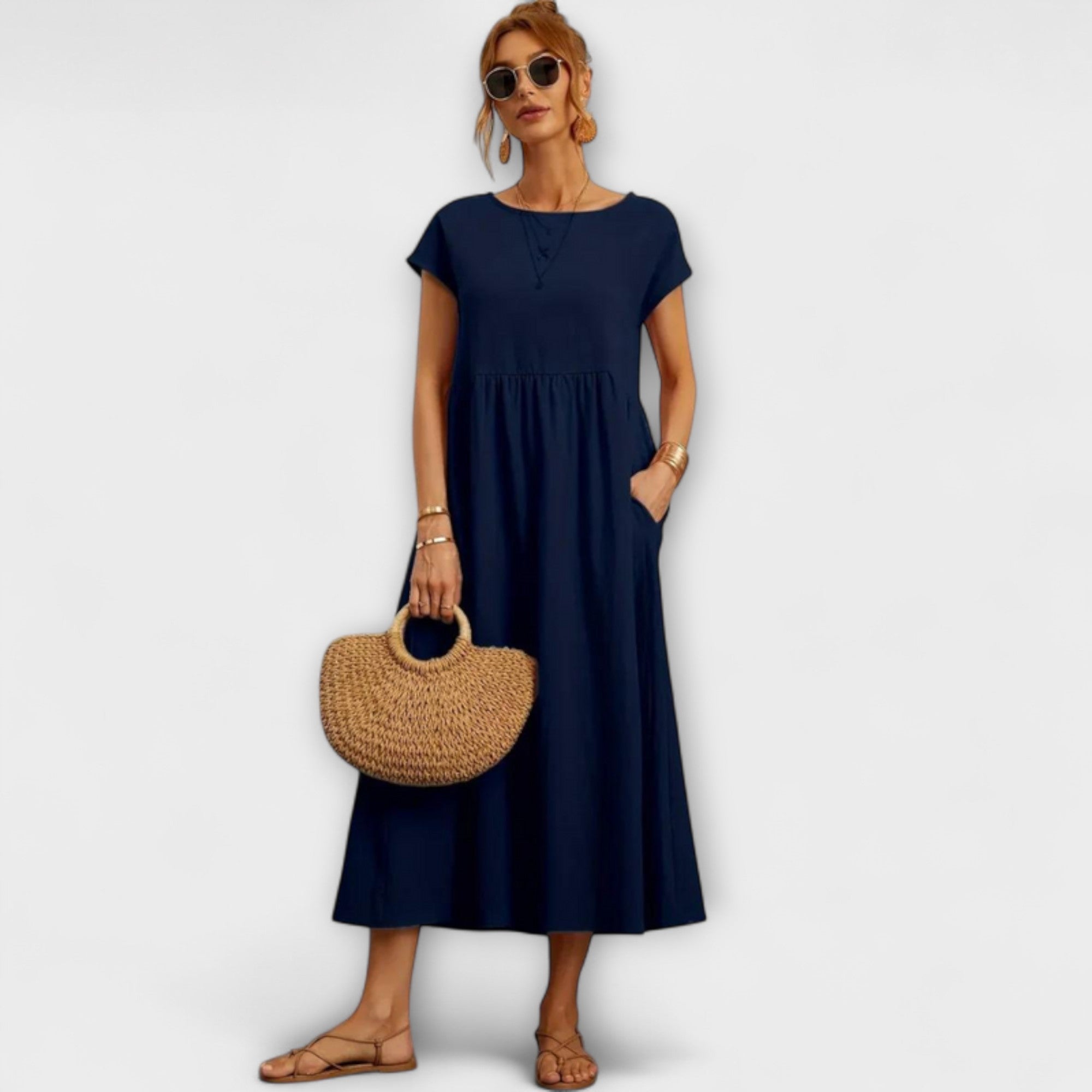 Leichtes Sommerkleid in Dunkelblau mit kurzen Ärmeln, seitlichen Taschen und gerafftem Rockteil