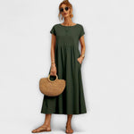 Leichtes Sommerkleid in Olivgrün mit kurzen Ärmeln und seitlichen Taschen, geraffter Rockteil
