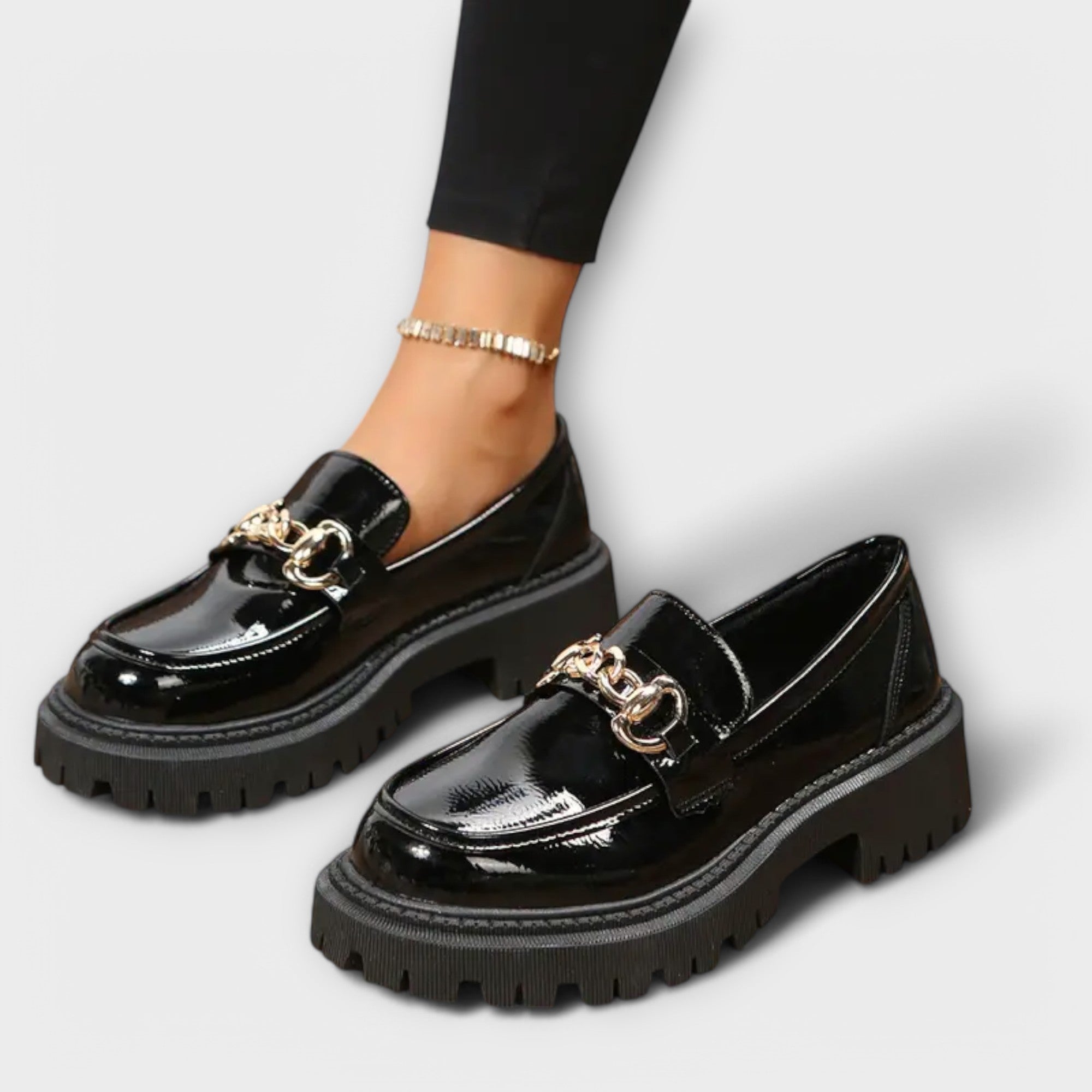 Damen-Plateau-Loafer mit Schnalle, schwarzes Glanzleder und goldfarbene Deko