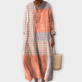 Elegantes Kleid mit geometrischem Muster in Orange, Blau und Weiß, V-Ausschnitt
