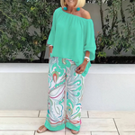 Freizeitset: türkisfarbenes schulterfreies Oberteil und weite Hose mit buntem Muster