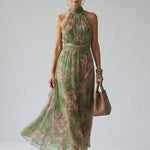 Gerafftes Midikleid im Salbeigrün mit floralen Mustern und Halterhalsausschnitt