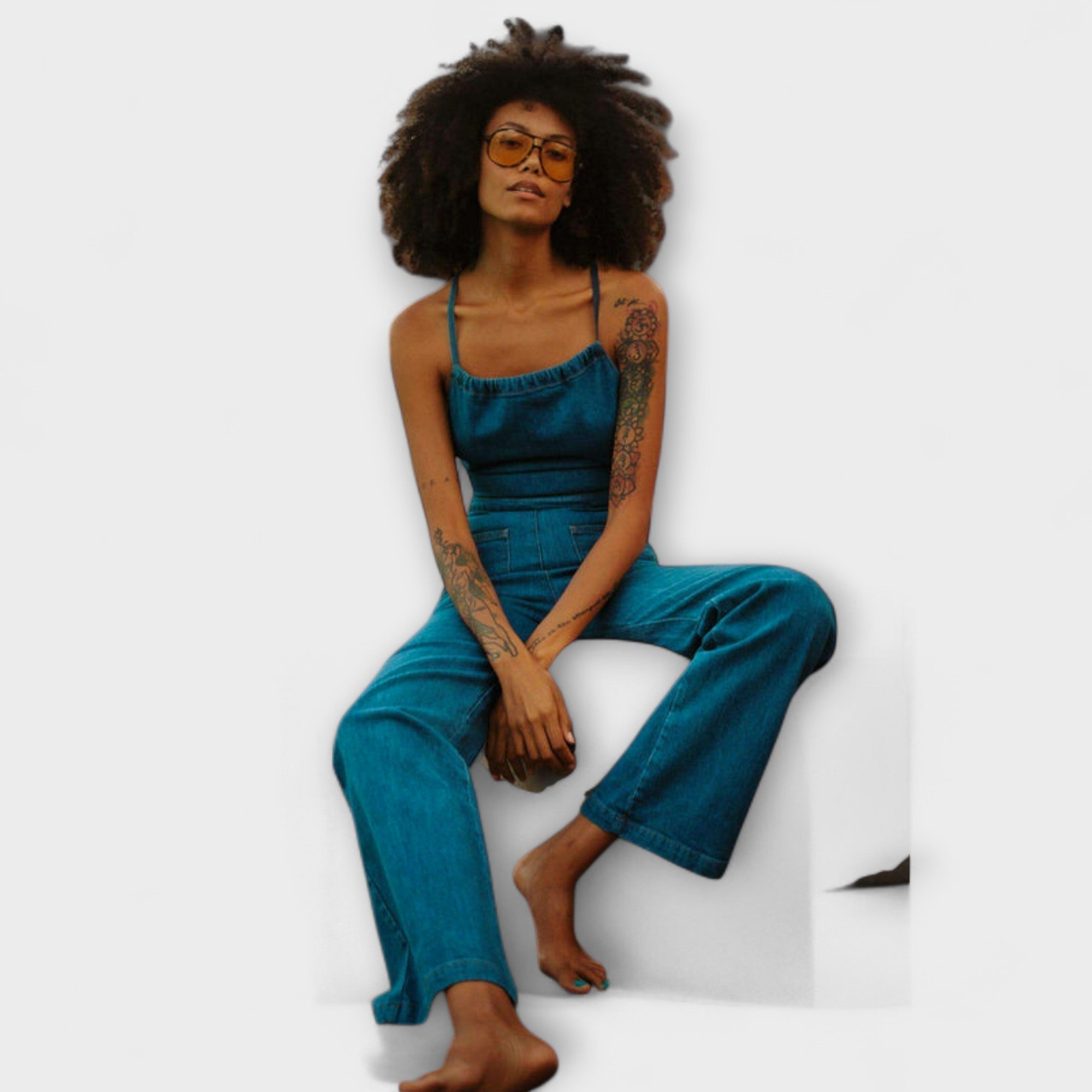 Jeans-Jumpsuit mit weiten Beinen, schmalen Trägern und Bindeband in der Taille