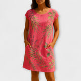 Willow Breeze-Kleid knallpink mit grünem Blatt- und Blütenprint, kurze Ärmel, knielang
