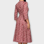 Retrozo knielanges Kleid, rosafarben mit feinem Muster, 3/4-Ärmel, Rückansicht