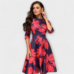 Retrozo knielanges Kleid, dunkelblau mit großen roten Blumen, 3/4-Ärmel, vorne