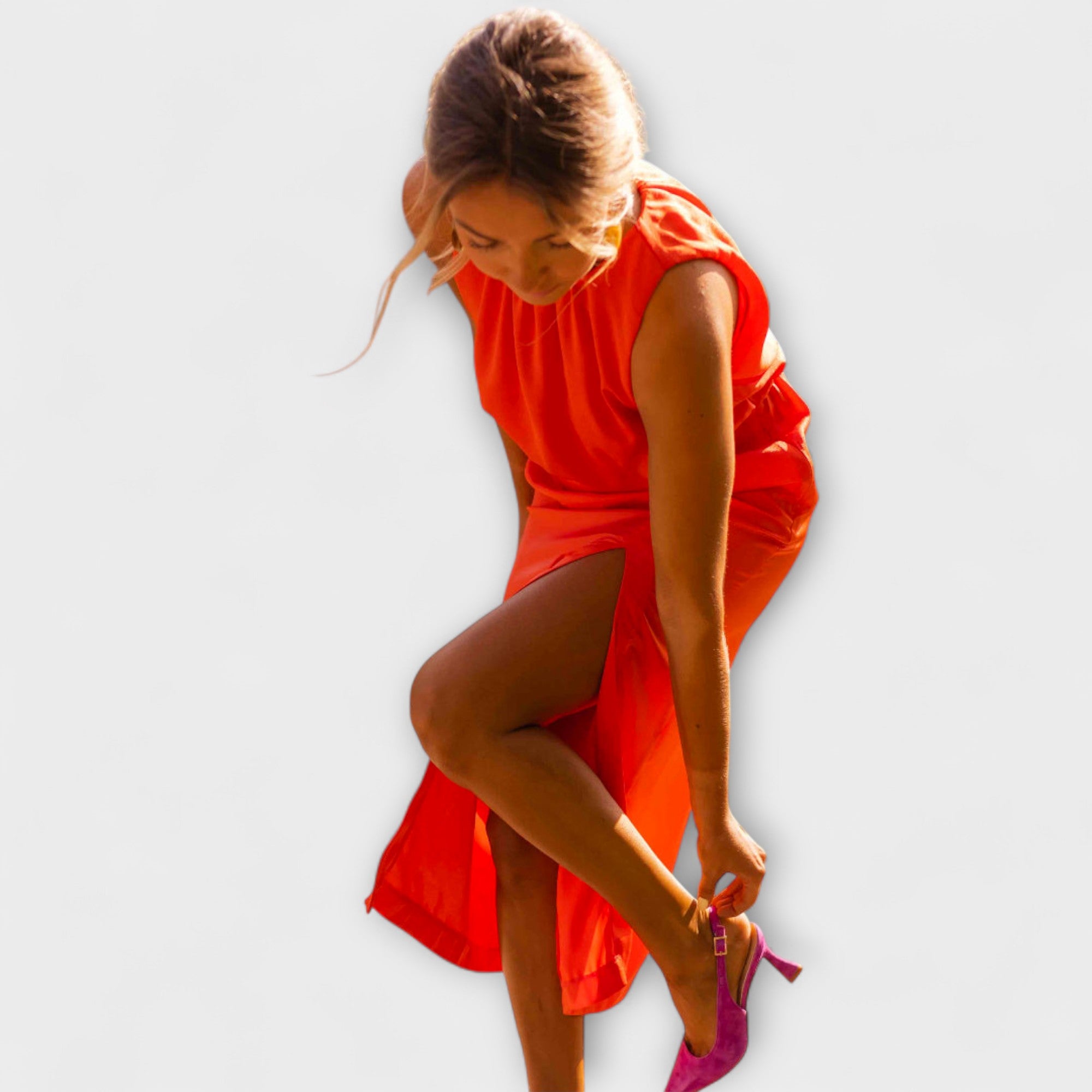 Rotes Midikleid ärmellos mit drapiertem Oberteil und tiefem vorderem Schlitz