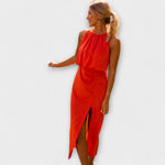 Rotes ärmelloses Midikleid mit gerafftem Oberteil und Schlitz vorn