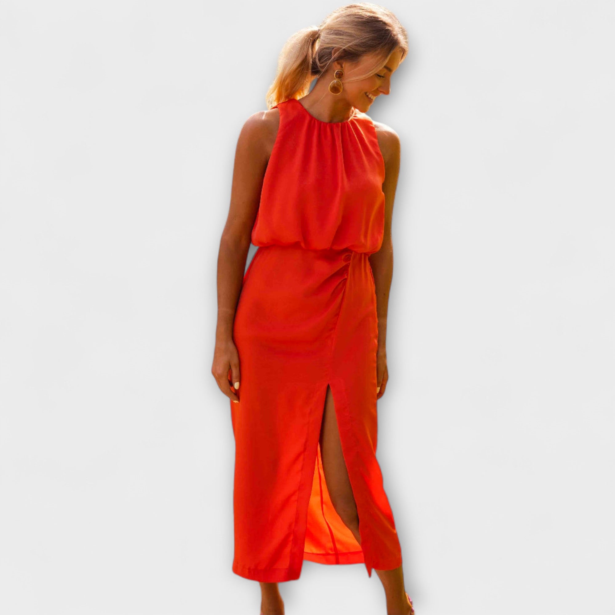Rotes ärmelloses Midikleid mit Faltenoberteil und seitlichem Beinschlitz
