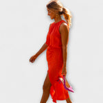 Rotes ärmelloses Midikleid mit Falten am Oberteil und langem Gehschlitz