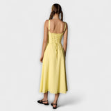 Hope Rüschentop-Kleid in Gelb mit Trägern, Rückansicht mit Schnürdetail am Oberteil