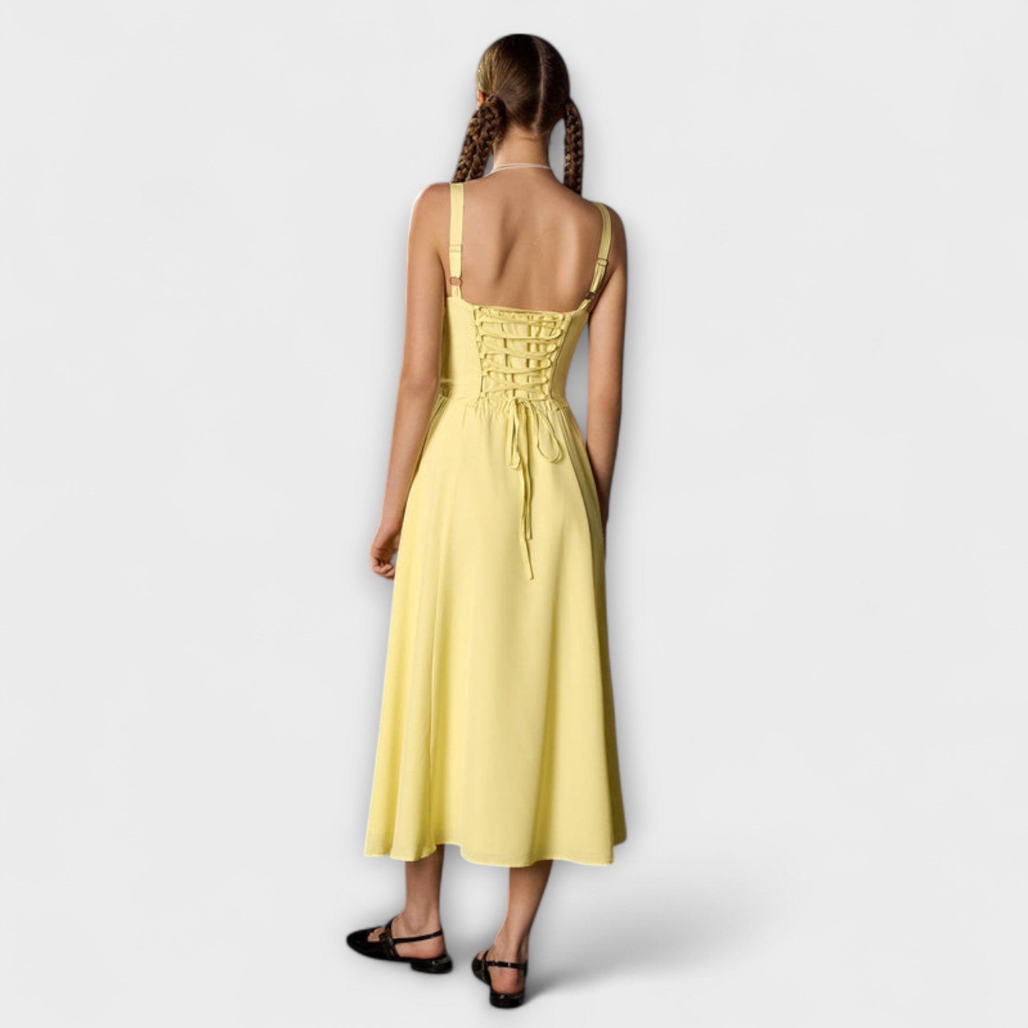 Hope Rüschentop-Kleid in Gelb mit Trägern, Rückansicht mit Schnürdetail am Oberteil