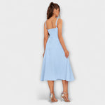 Hellblaues Rüschentop-Kleid mit schmalen Trägern und Bindeband an der Taille