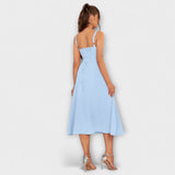 Hellblaues Rüschentop-Kleid mit schmalen Trägern und Bindeband an der Taille