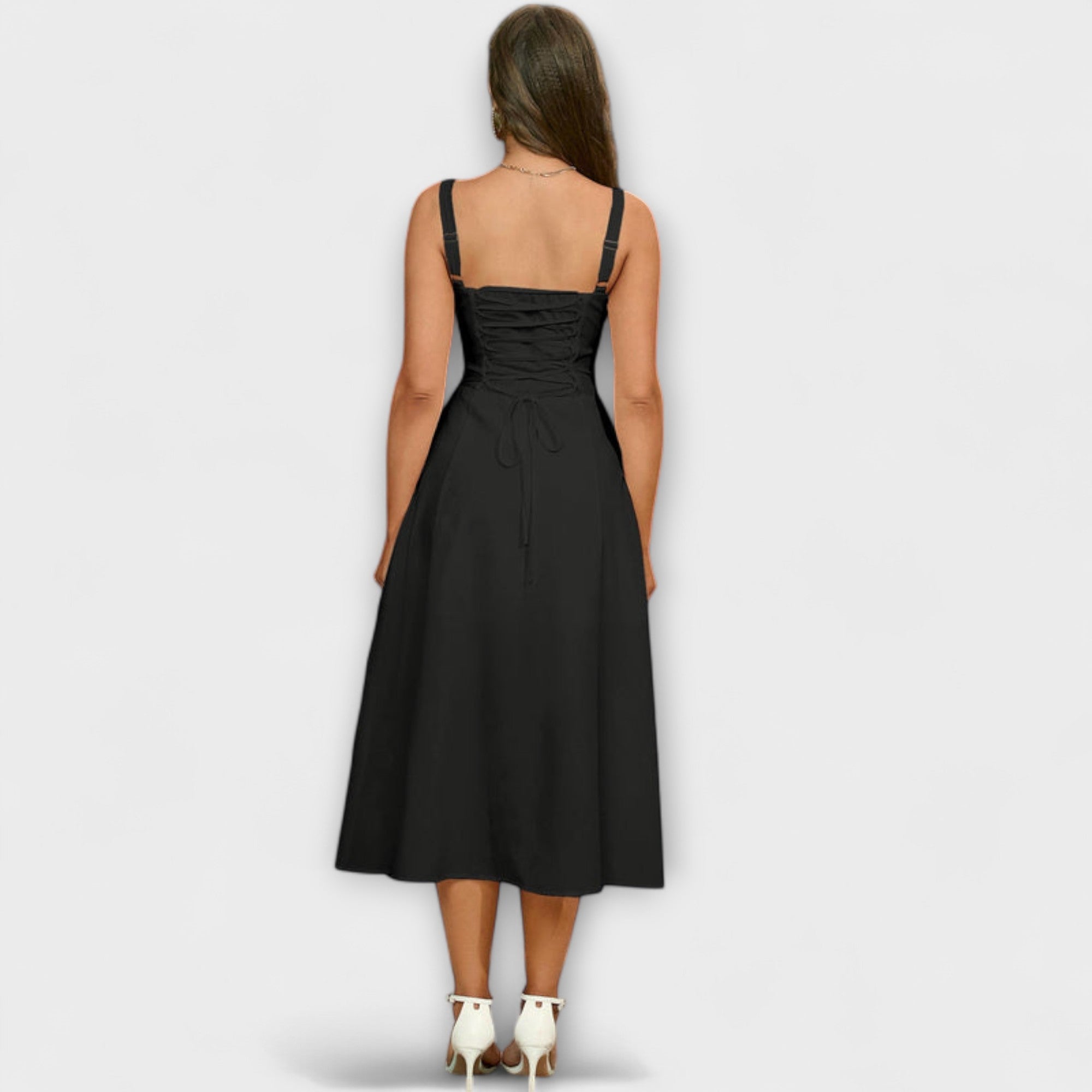 Hope Rüschentop-Kleid in Schwarz mit Trägern, Rückansicht mit Falten am Mittelteil