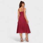 Hope Rüschentop-Kleid in Weinrot mit Trägern, Rückansicht mit Taillen-Schnürung
