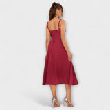 Hope Rüschentop-Kleid in Weinrot mit Trägern, Rückansicht mit Taillen-Schnürung