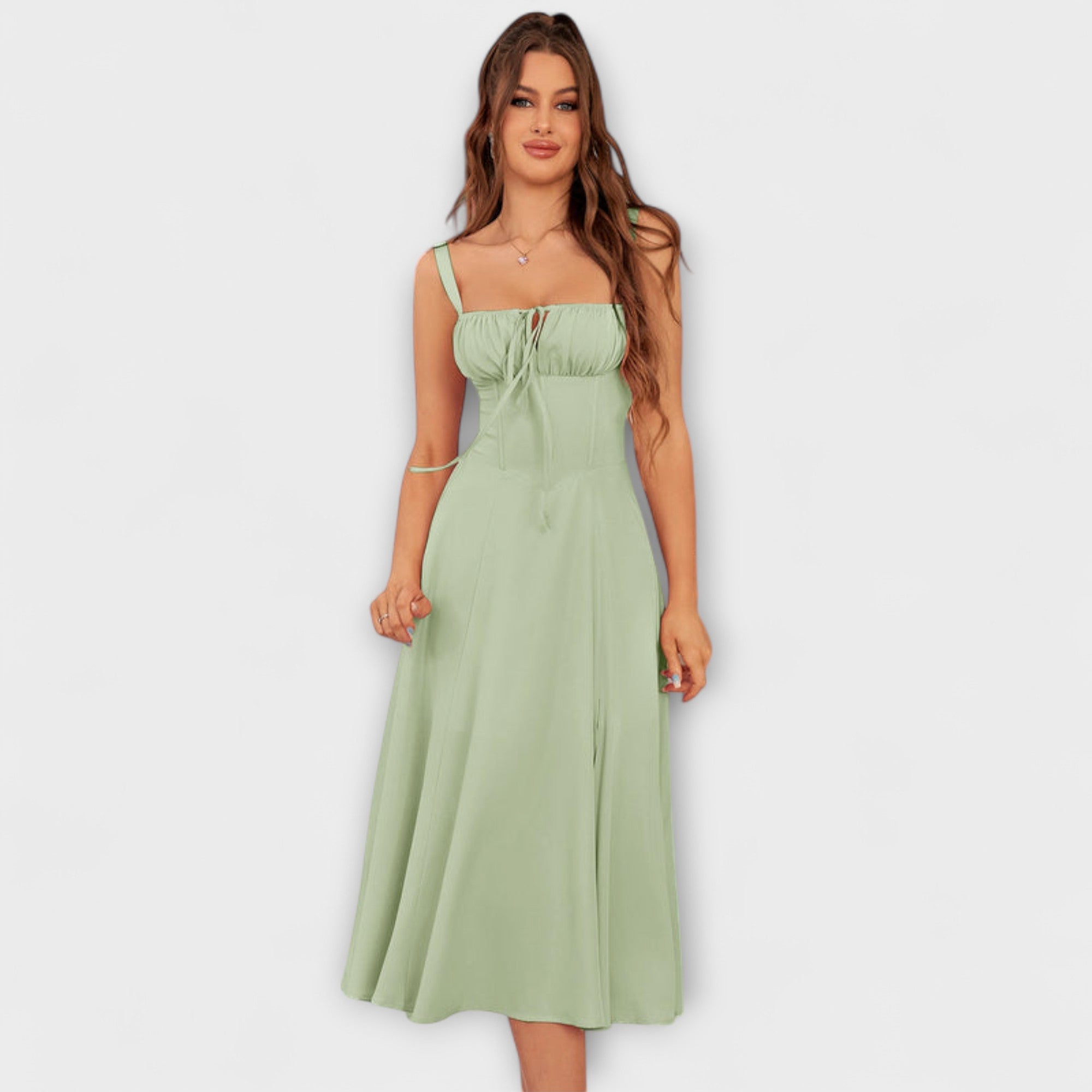 Hellgrünes Rüschentop-Kleid mit schmalen Trägern, gerafftem Oberteil und Bindeband