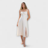 Hope Rüschentop-Kleid in Weiß mit Trägern und Schlitz vorn, gerafft am Oberteil