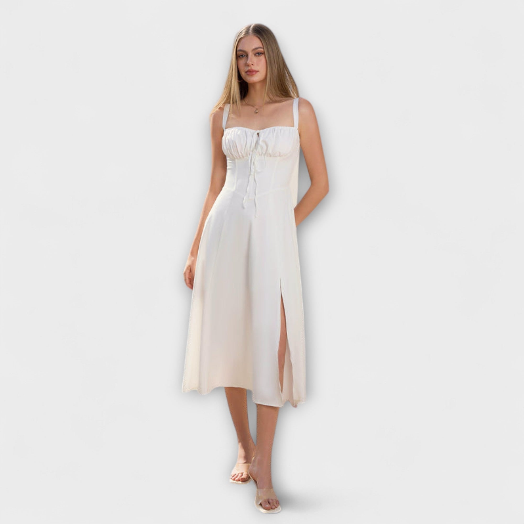 Hope Rüschentop-Kleid in Weiß mit Trägern und Schlitz vorn, gerafft am Oberteil
