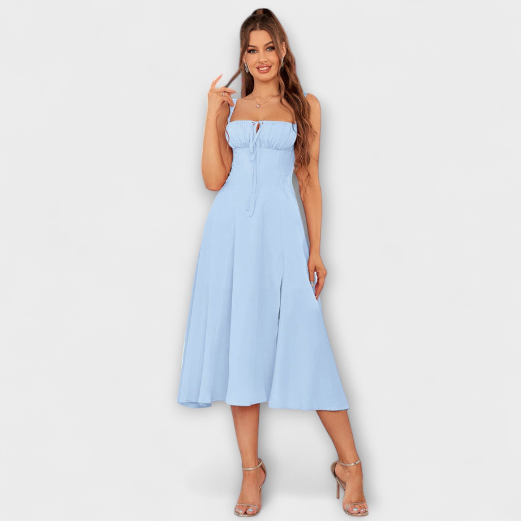Blaues Rüschentop-Kleid mit schmalen Trägern und angesetztem Taillenband